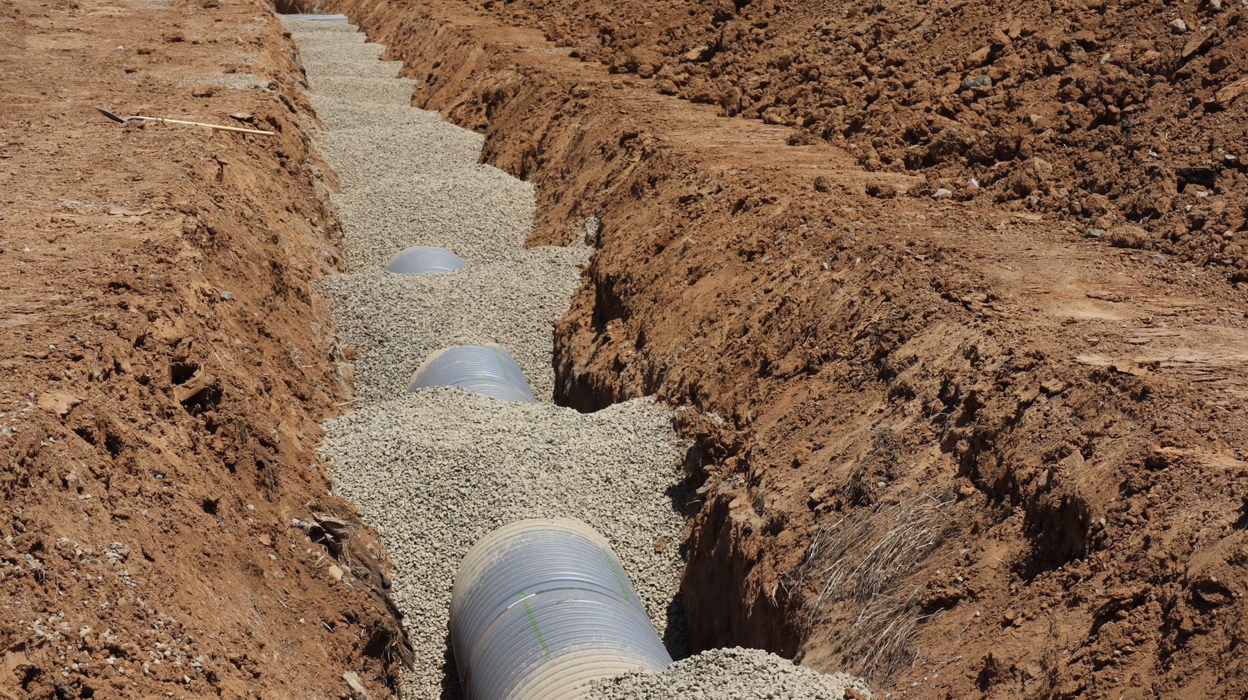 Pose de canalisation dans une tranchée