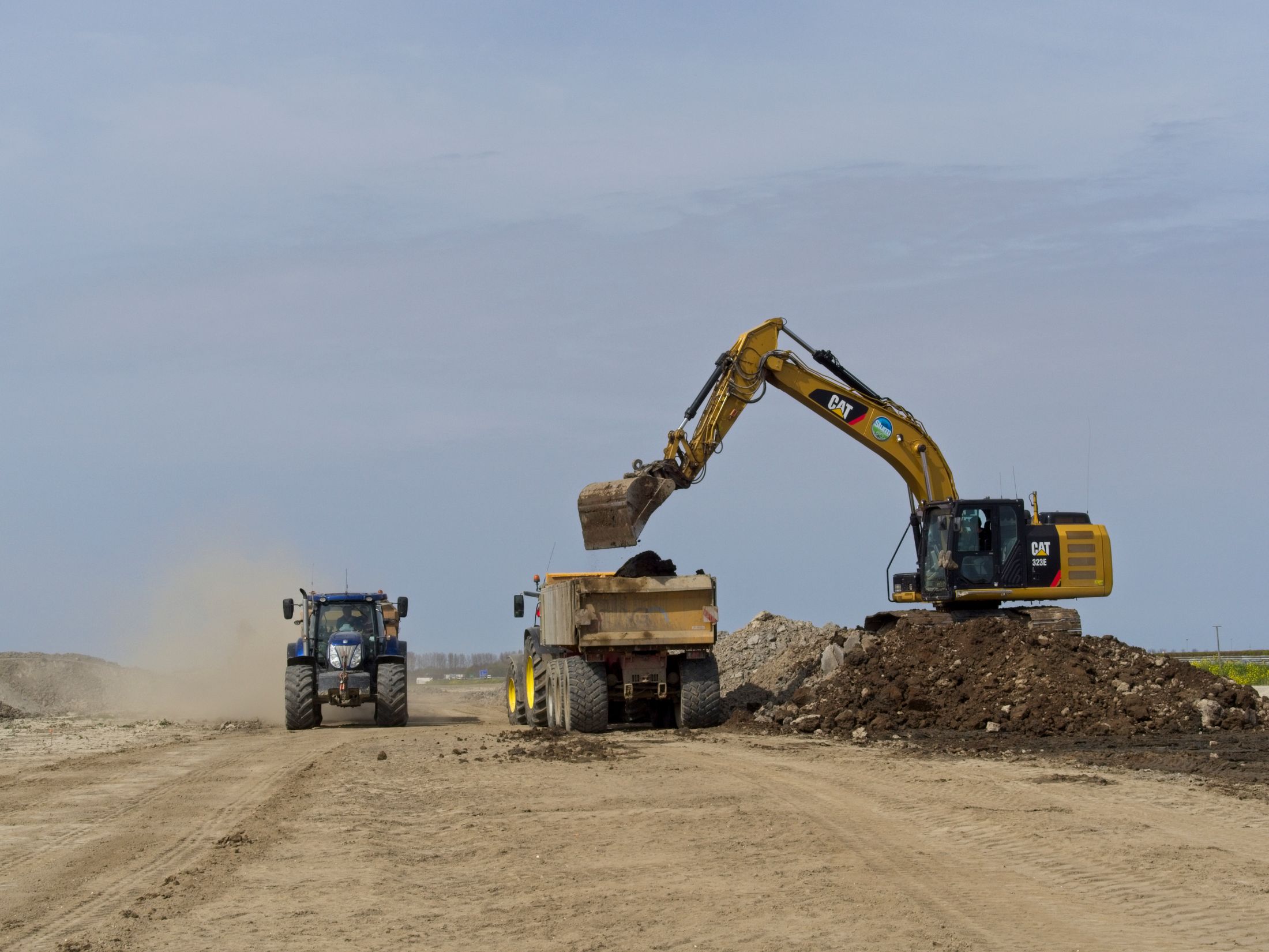 Engins de travaux publics sur un chantier de terrassement